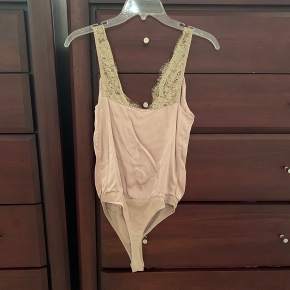 Socialite Lace Trim Blouson Bodysuit - Picture 4 of 4